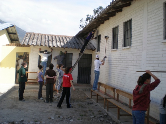 Le collège La Magdeleine durant des travaux communautaires à Chilcapamba.